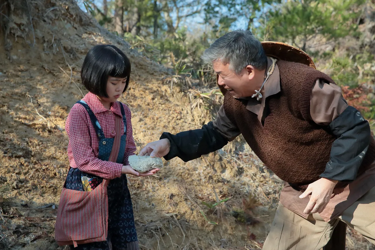 謎の男(村上ショージ)から土を手渡される喜美子(川島夕空)