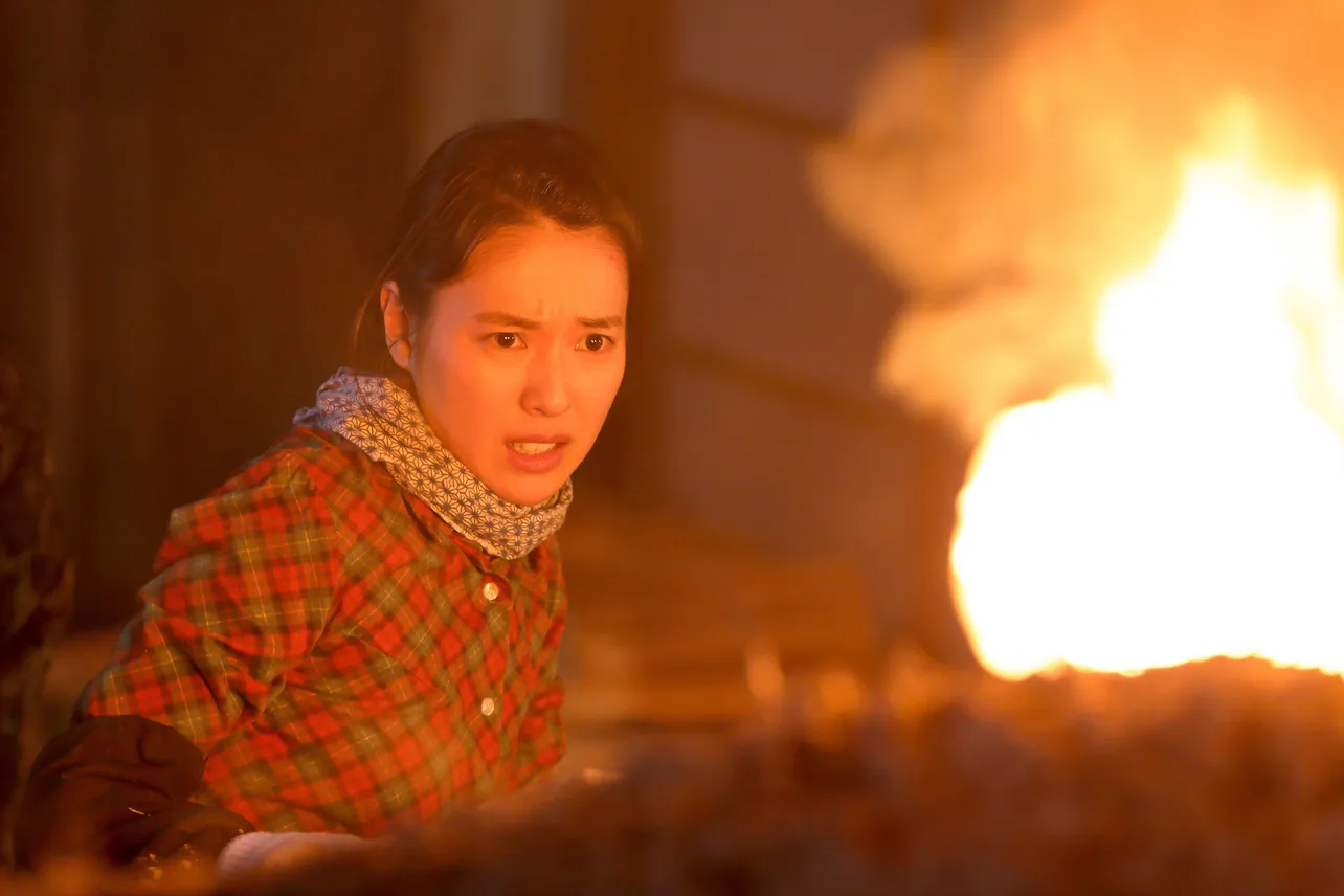 【写真を見る】燃え盛る炎と対峙する真剣な表情の戸田恵梨香