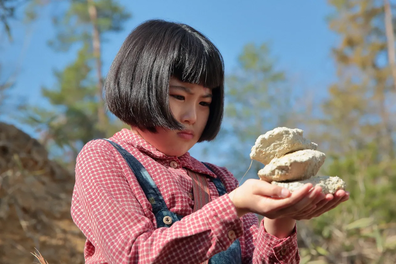 土を手渡され、戸惑う喜美子(川島夕空)