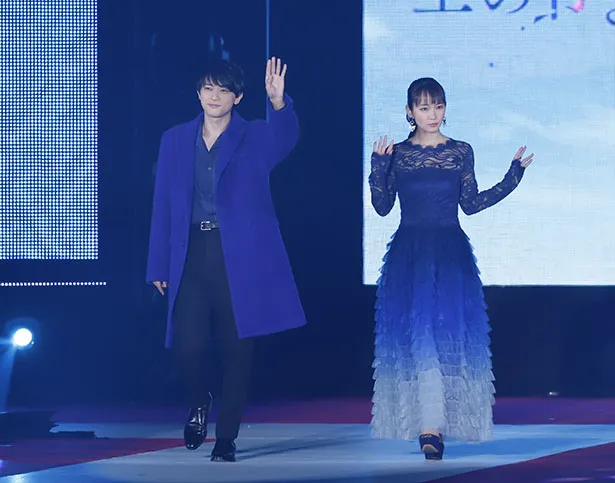 吉岡里帆＆吉沢亮がランウェイに登場