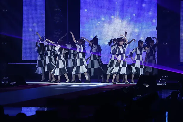 乃木坂46が「GirlsAward」でパフォーマンスを披露した