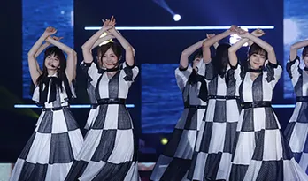 乃木坂46・白石麻衣&齋藤飛鳥のスカートひらり。ゆるふわチェック柄ワンピ姿でパフォーマンス<GirlsAward>