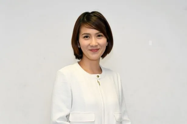 【写真を見る】生放送の進行を仕切る松尾英里子アナウンサー