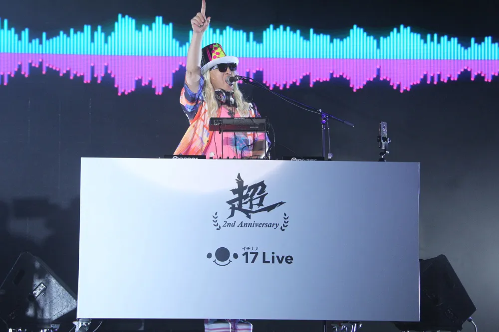 2年連続で登場したDJ KOOは「EZ DO DANCE」で会場を盛り上げる