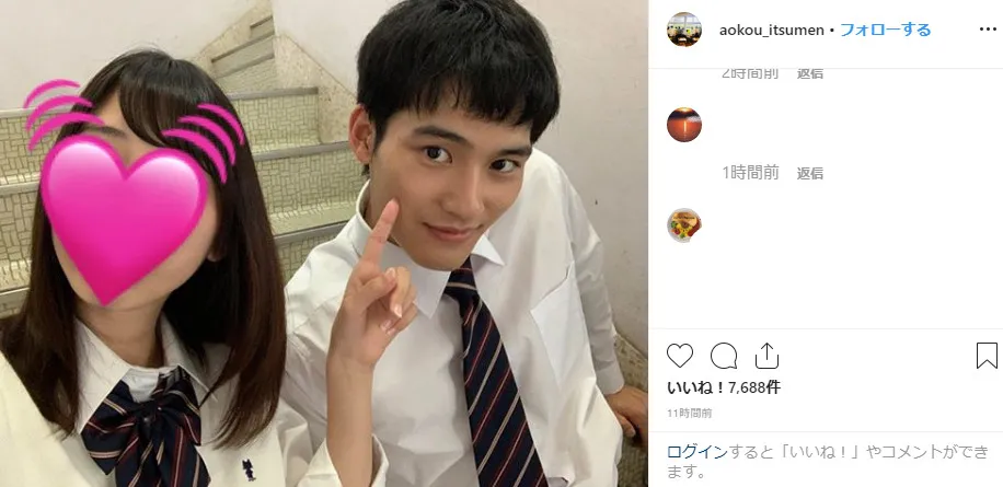 【写真を見る】制服姿の岡田健史、女子生徒との“ほっぺにツン”SHOT