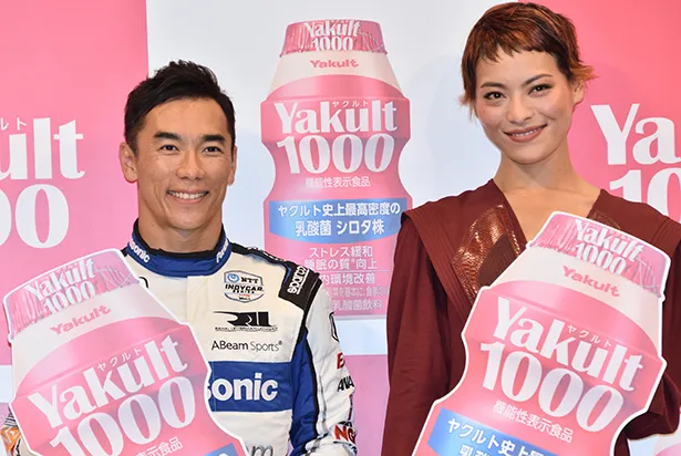 「Yakult（ヤクルト）1000」のTV-CM発表会に出席した佐藤琢磨、菅原小春