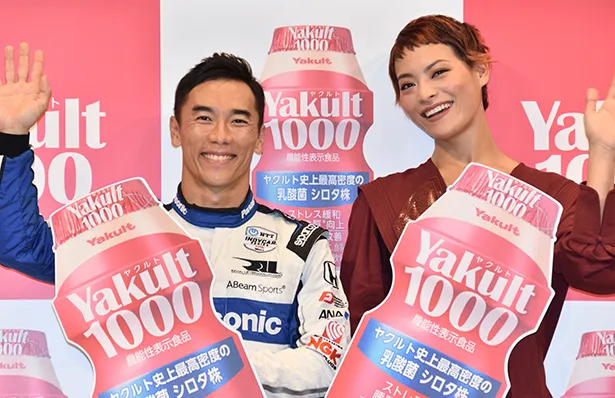 「Yakult（ヤクルト）1000」のTV-CM発表会に出席した佐藤琢磨、菅原小春