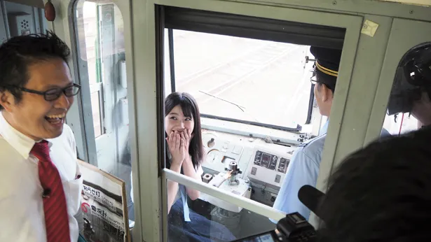 【写真を見る】サプライズの運転体験に、テンションが上がる瀧野由美子