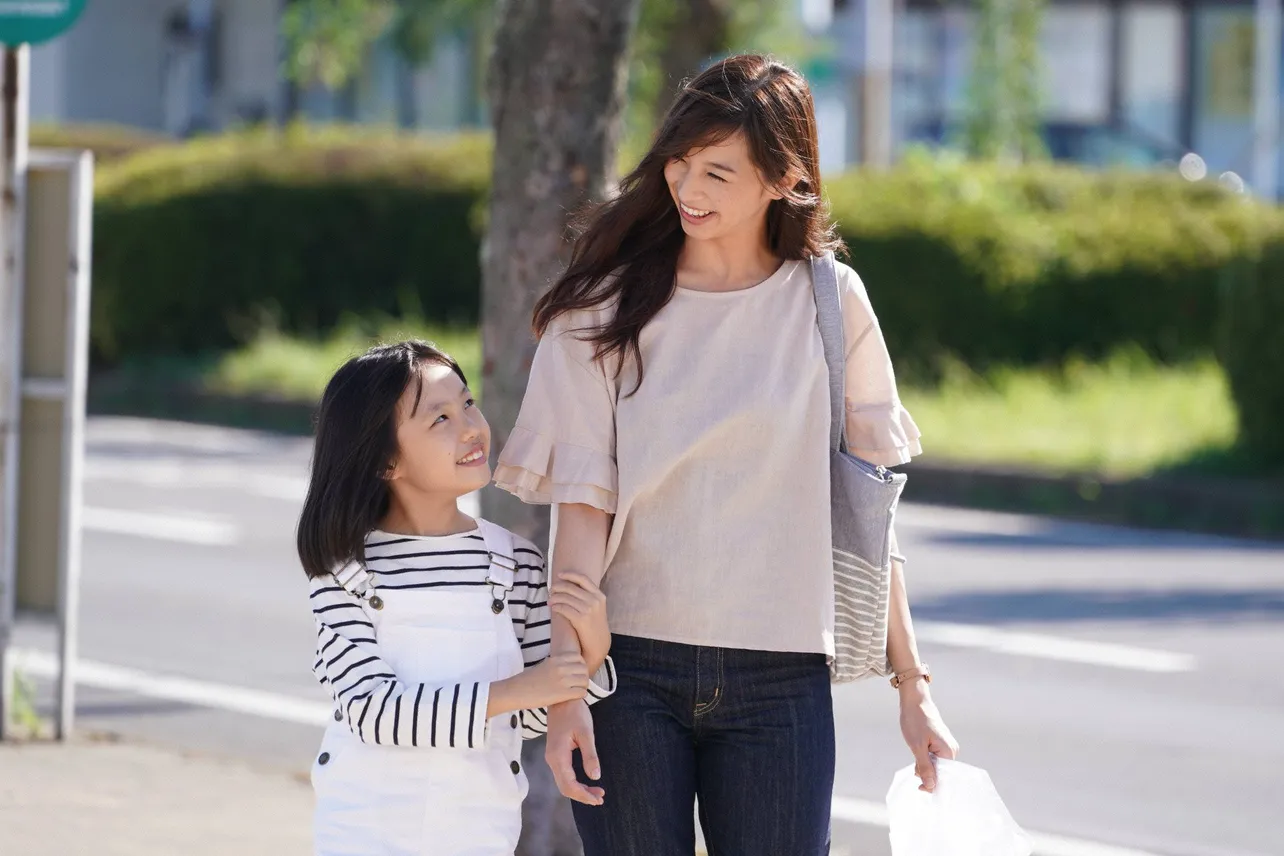 【写真を見る】仲良さげな姉妹を演じる中条あやみ(右)と粟野咲莉(左)