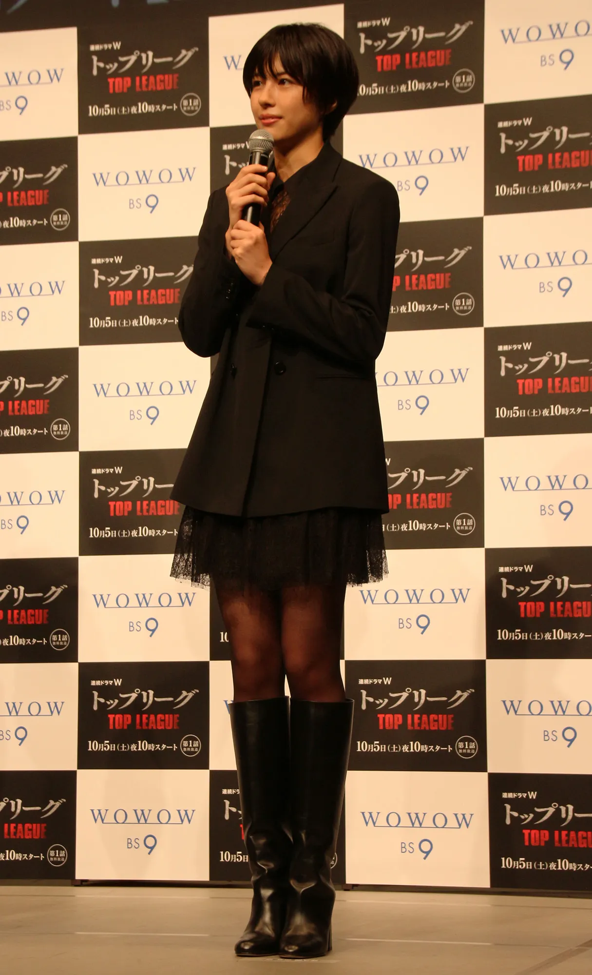 【写真を見る】佐久間由衣は、黒を基調としたシックでキュートな衣装で登場！