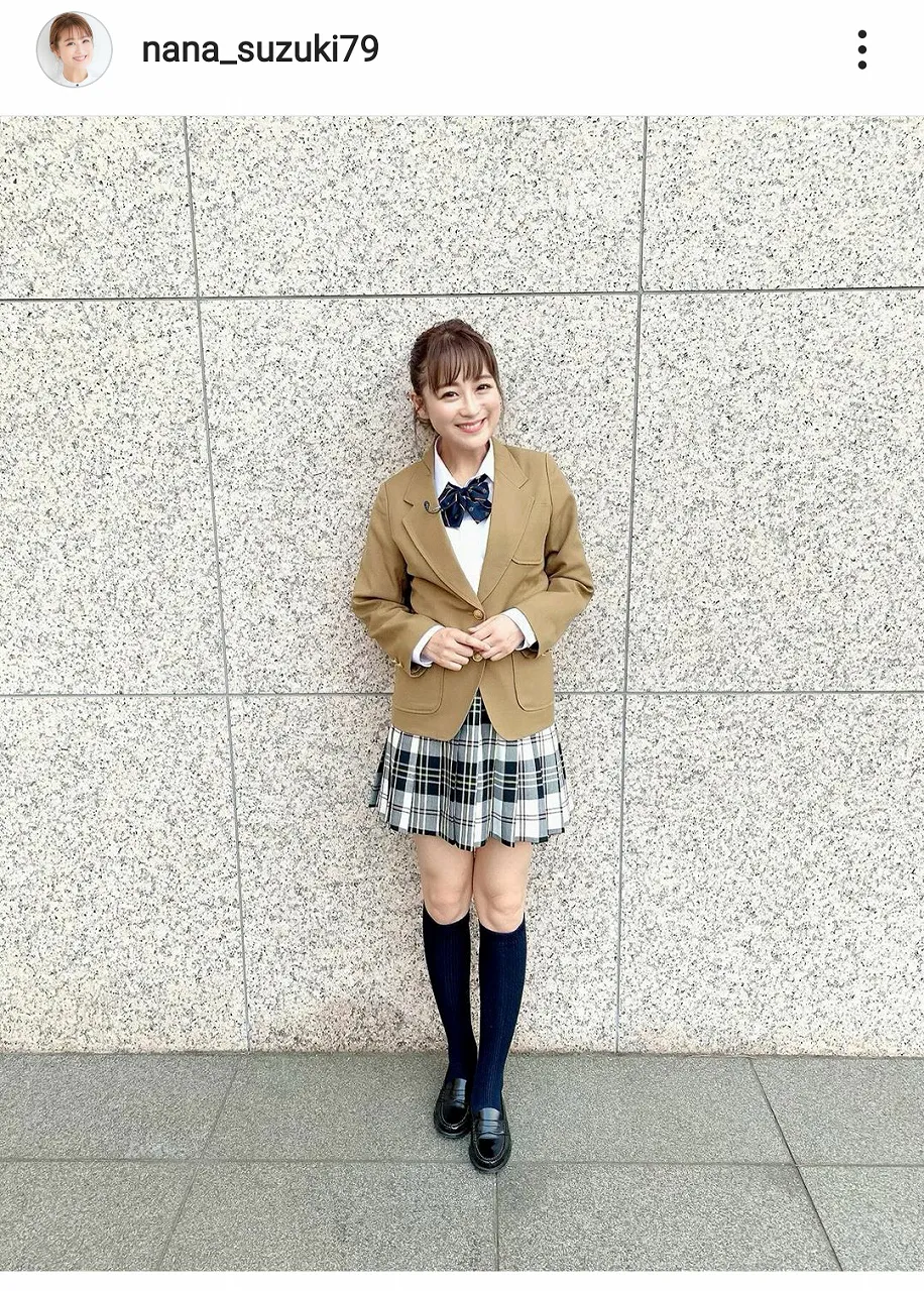 【写真を見る】頑張り過ぎ？　鈴木奈々の“絶対領域”まぶしい女子高生制服姿！