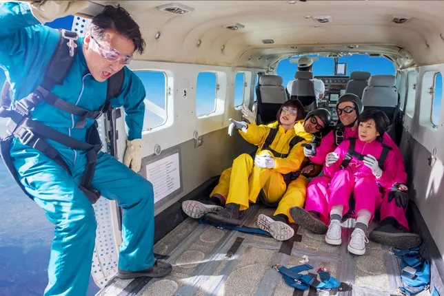 映画「最高の人生の見つけ方」でスカイダイビングをするムロツヨシと、その様子を見守る吉永小百合、天海祐希