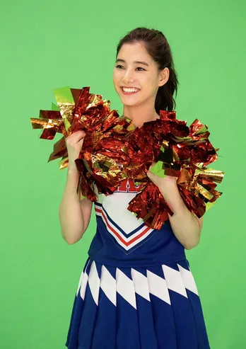 <モトカレマニア>新木優子&高良健吾が部屋に飛び出てくる!新木がチアリーダーや警察官に“七変化”