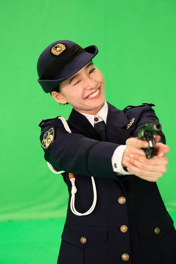 【写真を見る】警察官姿の新木優子が、拳銃を片手にウィンク！