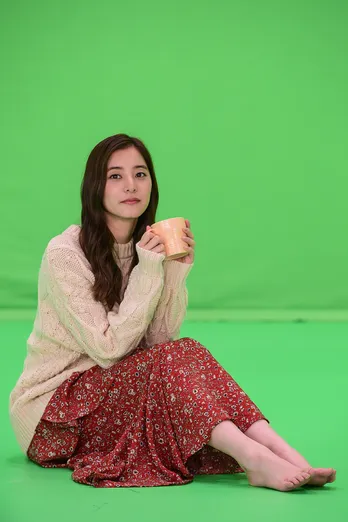 <モトカレマニア>新木優子がへそ出し姿で登場!AR企画で七変化