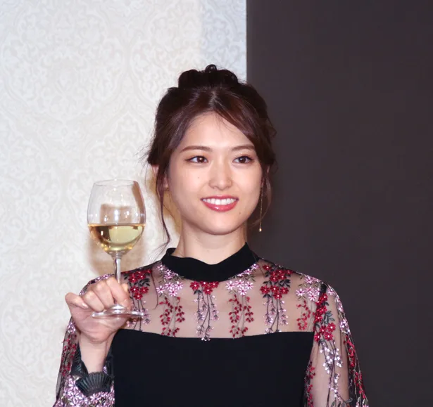 乾杯でワインを手にする松村沙友理
