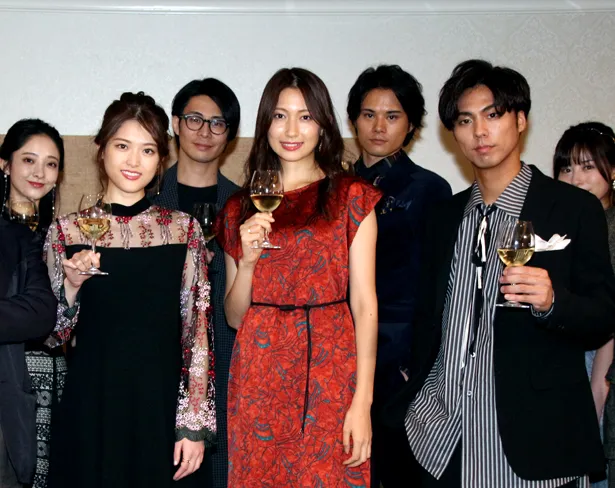 映画「東京ワイン会ピープル」上映記念のワイン会パーティーに出席した松村沙友理、大野いと、小野塚勇人(写真左から)