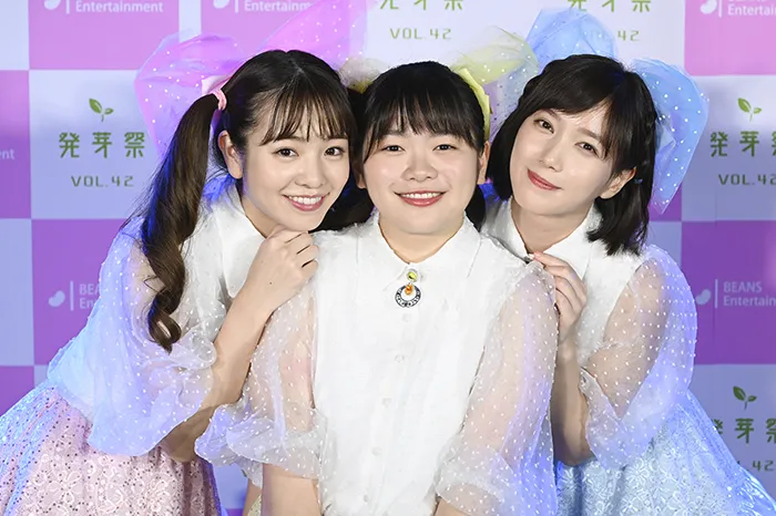 アイドルユニット「ジュエル☆トリコ」左からユナ(横田真悠)、マイ(富田望生)、モモ(本田)