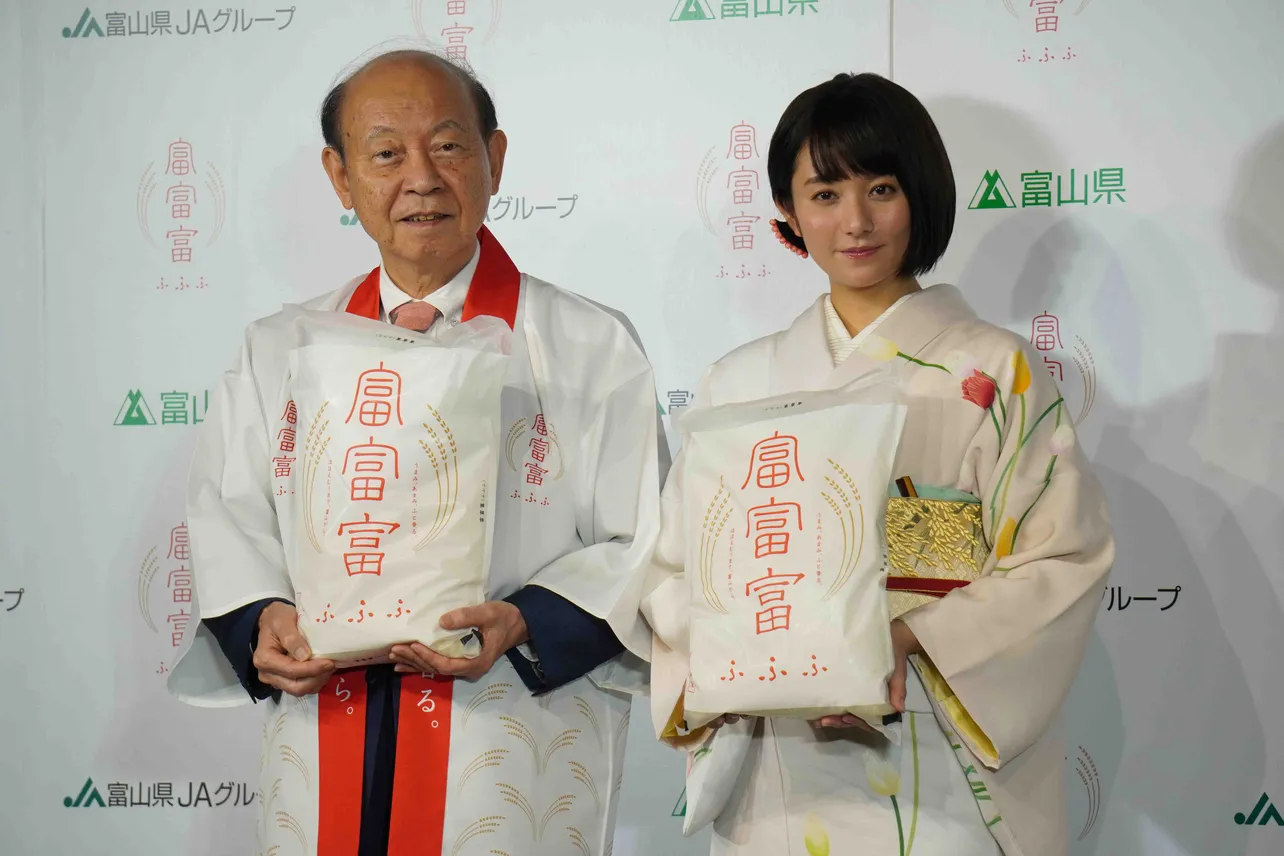 会見に登壇した木村文乃。左は石井隆一富山県知事