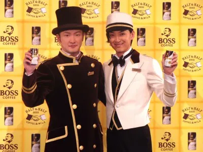 「ボス　ハーフ＆ハーフ」の新CMに出演する中村獅童と松田翔太（写真左から）