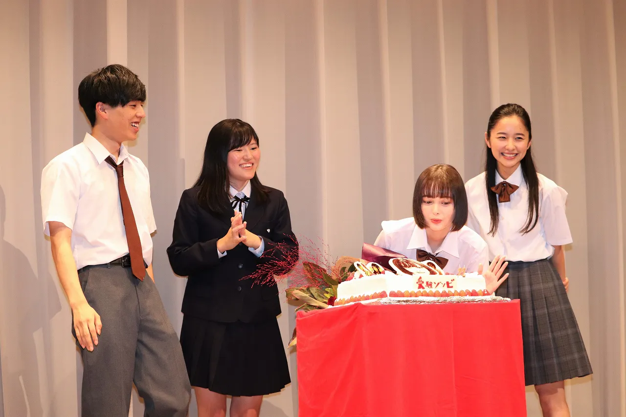 特製ケーキで玉城ティナ(右から2番目)の誕生日をお祝い！