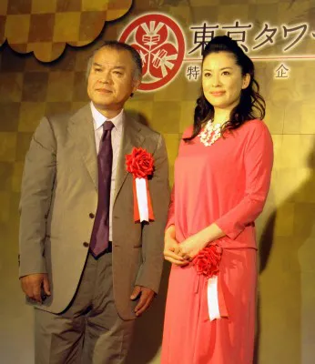 東京タワー「江」展オープニングセレモニーに出席した大地康雄、鈴木砂羽（写真左から）