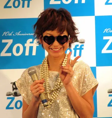 展示してあったハート型のメガネに西山茉希は「可愛い！」と笑顔