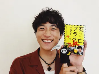 小関裕太、相棒役・ドランク塚地との“仲良しSHOT”公開「ド・コメディーです(笑)」