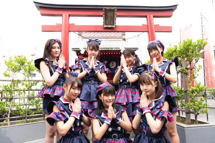 アップアップガールズ(2)が1stアルバム「アオハル1st」のヒット祈願などのため、映画「天気の子」の舞台と言われている東京・朝日稲荷神社を訪れた