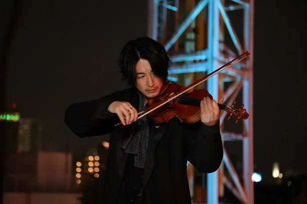 【写真を見る】バイオリンを弾くディーン・フジオカもかっこいい！