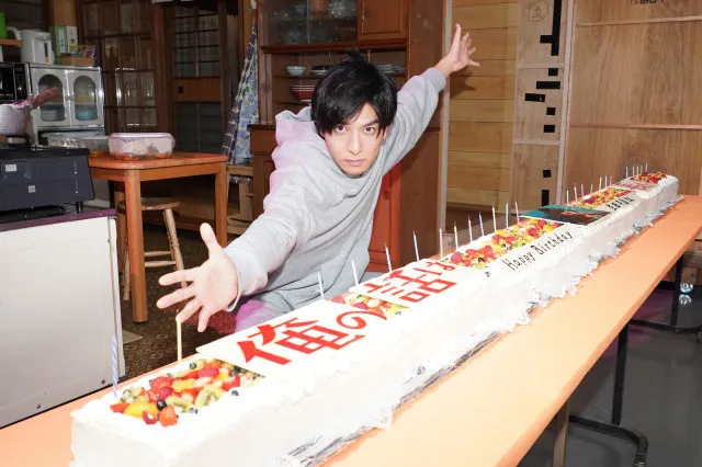 【写真を見る】生田斗真、“長い”ケーキの前で決めポーズ！＜俺の話は長い＞