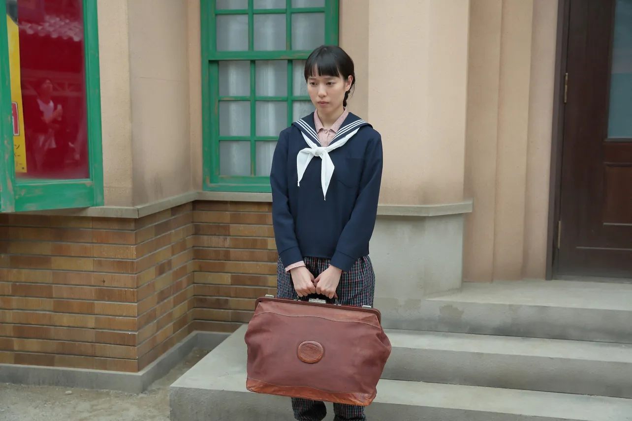 大阪で就職することになり、不安な表情を浮かべる喜美子(戸田恵梨香)