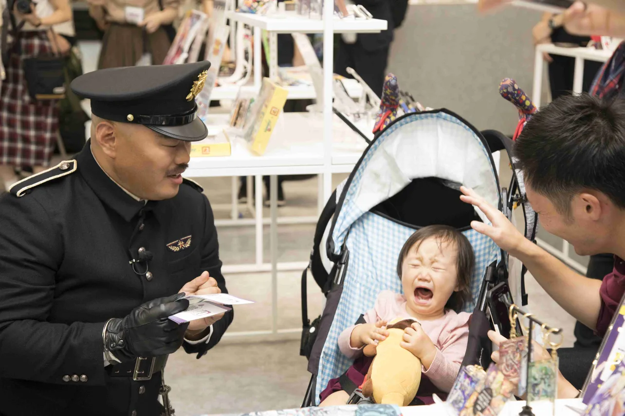 【写真を見る】クロちゃん、大慌て！PRで訪れた東京・渋谷で、子供に号泣される決定的瞬間
