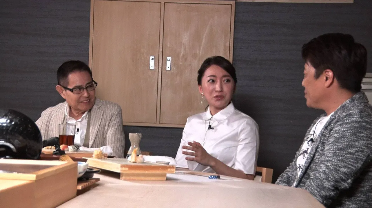 【写真を見る】結婚に至るまでの過程を語る加藤茶(左)、加藤綾菜夫妻(中央)