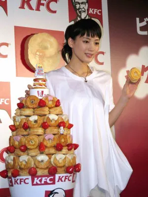 綾瀬はるかは特製ケーキのプレゼントに思わず笑顔