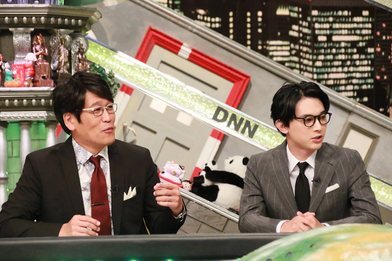 【写真を見る】議論を展開する古坂大魔王と吉沢亮(写真左から)
