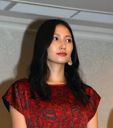 大野いと、ちょっぴり色っぽい“へそチラ”SHOTに卒倒寸前！「スタイル完璧」「おへそカワイイ」