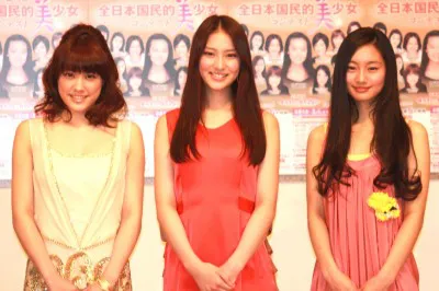 「第13回全日本国民的美少女コンテスト」の概要説明記者会見に出席した（写真左から）福田沙紀、武井咲、忽那汐里