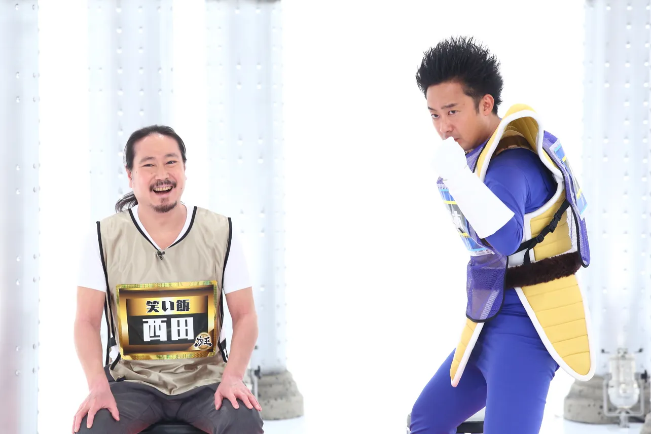 【写真を見る】100勝を記念したビブスを着用する笑い飯・西田幸治(左)