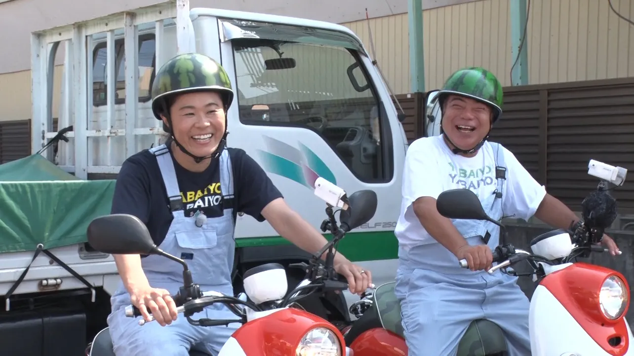 【写真を見る】スイカヘルメットをかぶり、澤穂希もにっこり