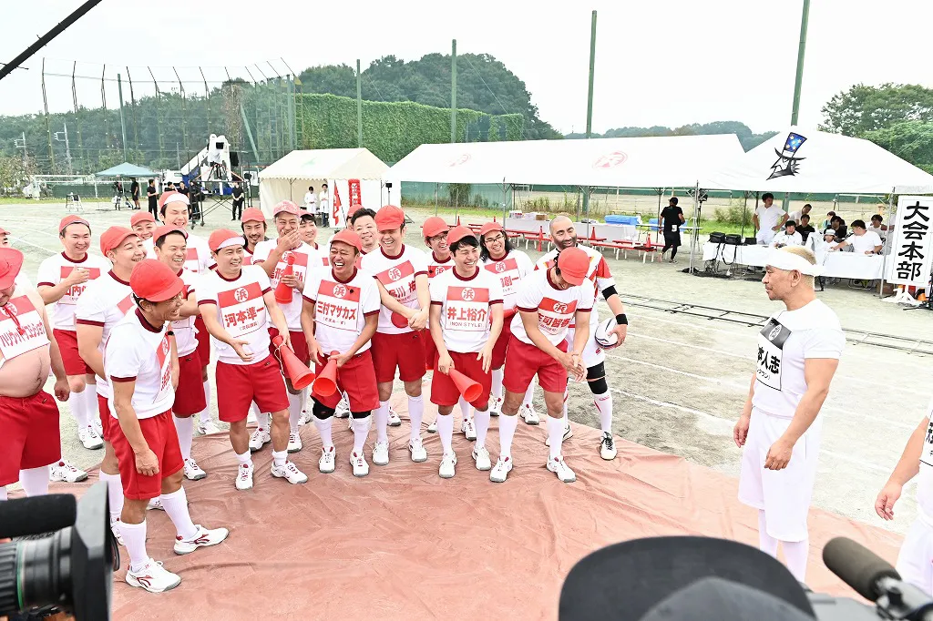 【写真を見る】遠目に見ると、完全にラグビー日本代表のリーチ・マイケル選手に見えるレイザーラモンRG(右から2番目)