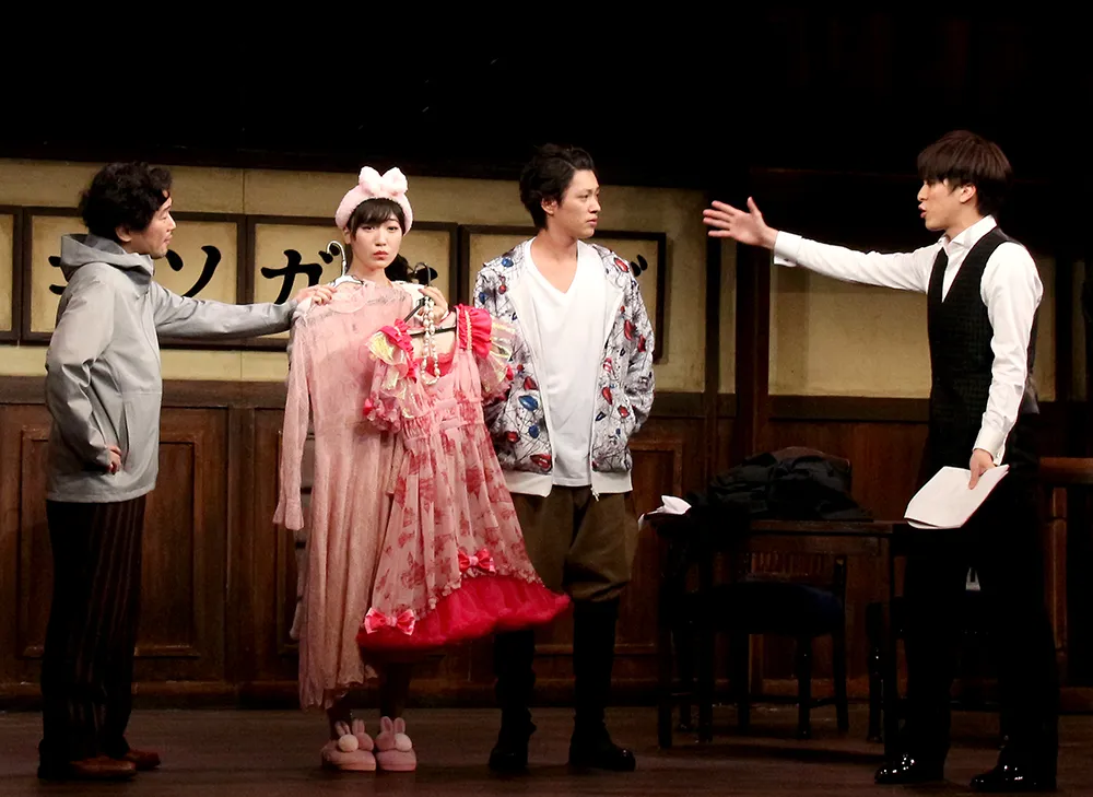 山崎樹範(写真左端)は新メンバー3人について「頼もしくて、すごくまじめだし、お芝居もしっかりしている」と絶賛