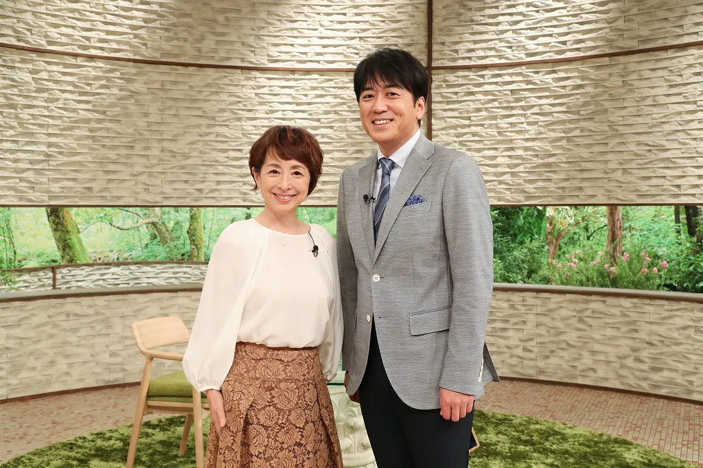 '11年10月に放送が開始し、10月19日(土)に400回目の放送となる「サワコの朝」。阿川佐和子(左)とゲストの安住紳一郎アナウンサー(右)