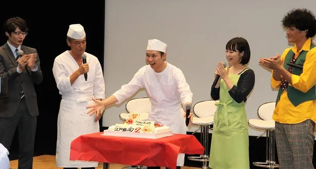【写真を見る】誕生日ケーキを前に「これ全部マグロ？」「イチゴだよ！」と和気あいあいと話す須賀健太ら