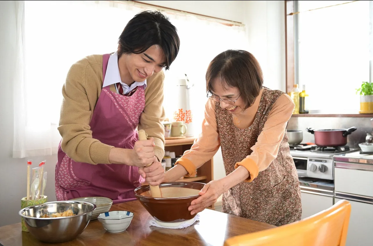 【写真を見る】料理を楽しむ藍(横浜流星)！エプロン姿が可愛い…!!