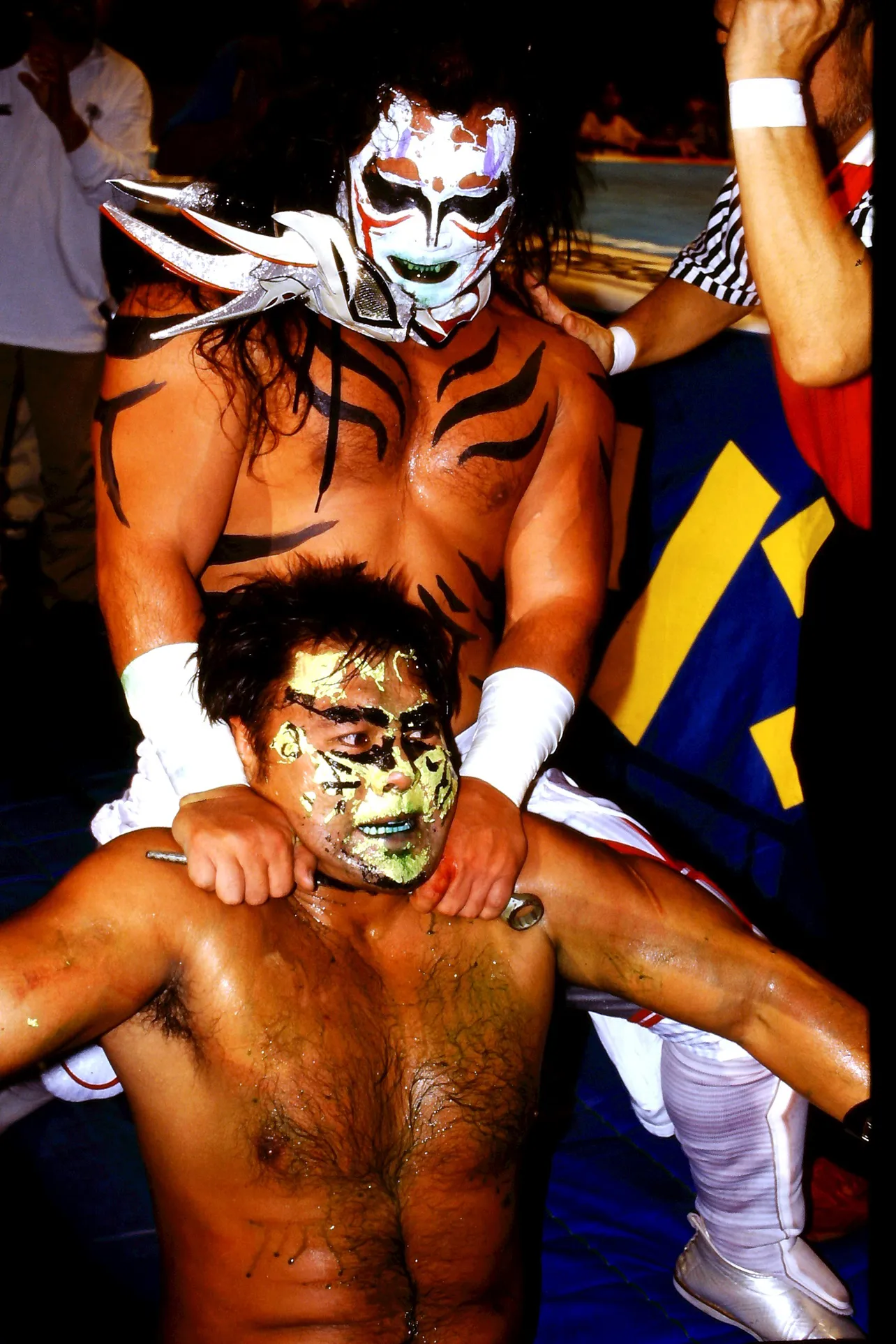 【写真を見る】 1996年10月20日、神戸ワールド記念ホールで行われたグレート・ムタ戦で登場した「鬼神ライガー」