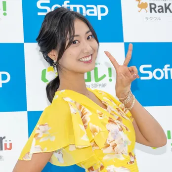 ＜尾花貴絵＞バレエで培ったしなやかなポーズを披露