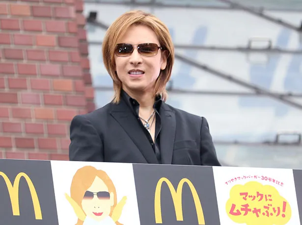 X JAPAN・YOSHIKI、新宿にゲリラ登場でプチパニック!? 1000人のファン