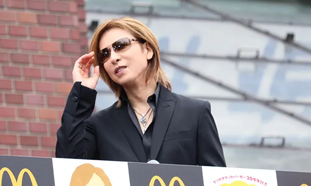 X JAPAN・YOSHIKI、新宿にゲリラ登場でプチパニック!? 1000人のファン