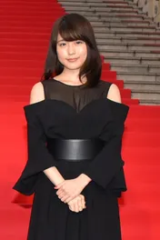 有村架純、Eラインが美しすぎる…“横顔美人SHOT”に絶賛の声「色気すごい」「どこから見ても綺麗」